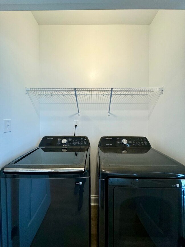 Building Photo - Kings Grant Townhomes