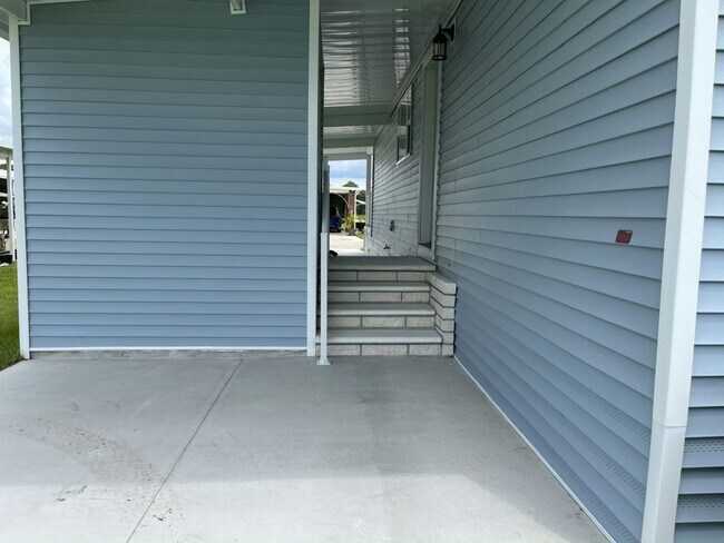 Building Photo - 813 Avanti Way Blvd
