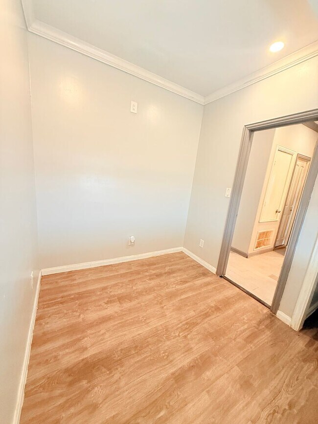 Building Photo - 941-941 Bayonne St