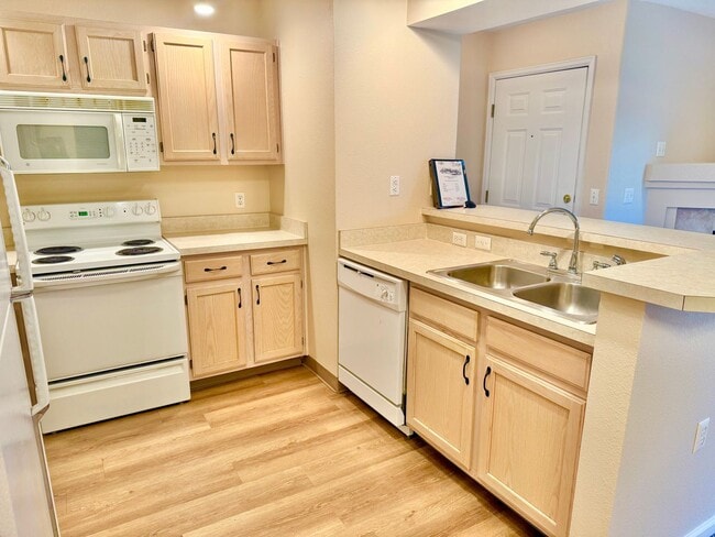 Building Photo - Cozy Two Bed/Two Bath Condo in Convenient ...