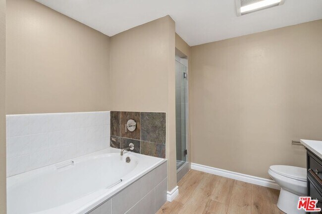 Building Photo - 117 S Clark Dr