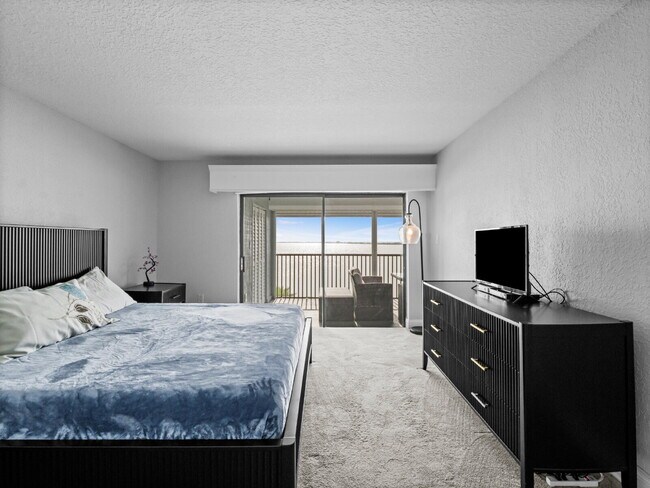 Building Photo - Four Seasons River Front Condo