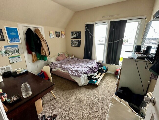 Building Photo - Spacious 7-Bed, 2-Bath Near Downtown Bellingham of Comfortable Living!