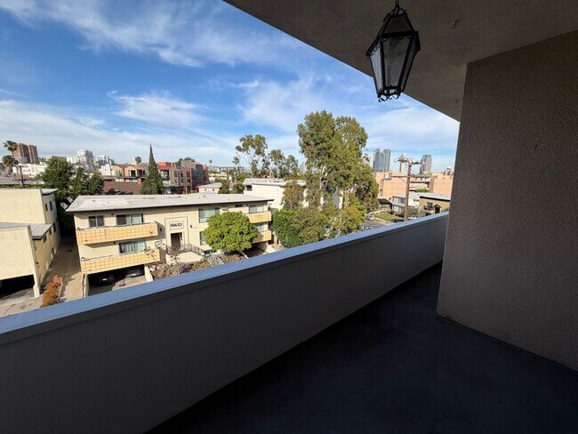 Building Photo - 2 BEDROOM CONDO UNIT IN THE WEST LA AREA 646 481 4404