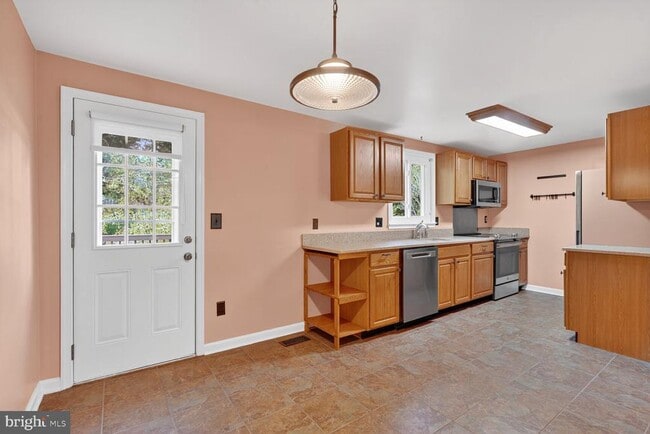 Building Photo - 5320 Larochelle Ct