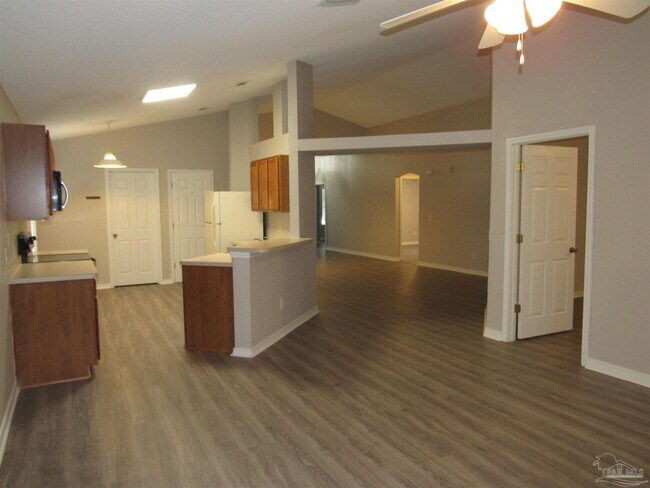 Building Photo - 608 Saleta St