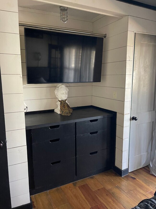 Building Photo - Unique LAKE FRONT cabin for Lease! Steps to water, BEAUTIFUL VIEW! Beaver Lake Garfield area.