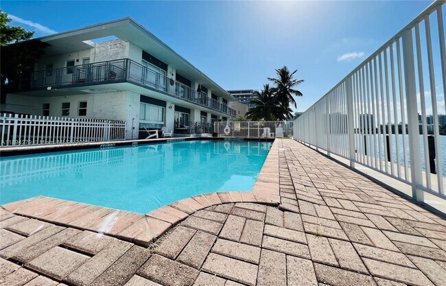 Building Photo - 950 Bay Dr