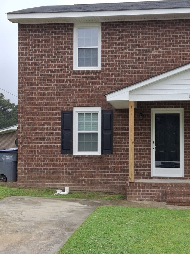 Building Photo - 2 Bedroom 1.5 Bath