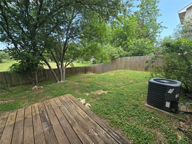 Building Photo - 807 Meadowcreek Dr