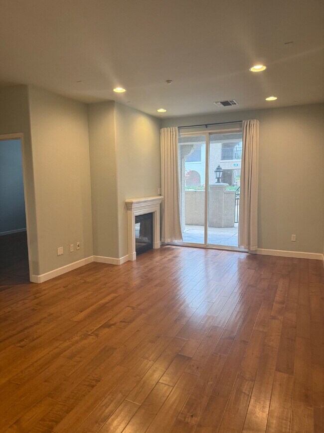 Building Photo - Stunning First level Luxury 2 Bed/2 Bath Condo Close to Everything in Dublin