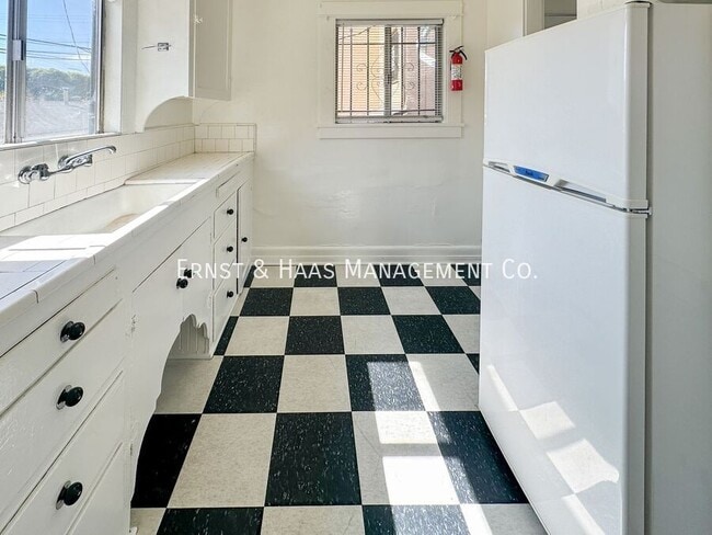 Building Photo - 1618 1/2 E. 4th St.-