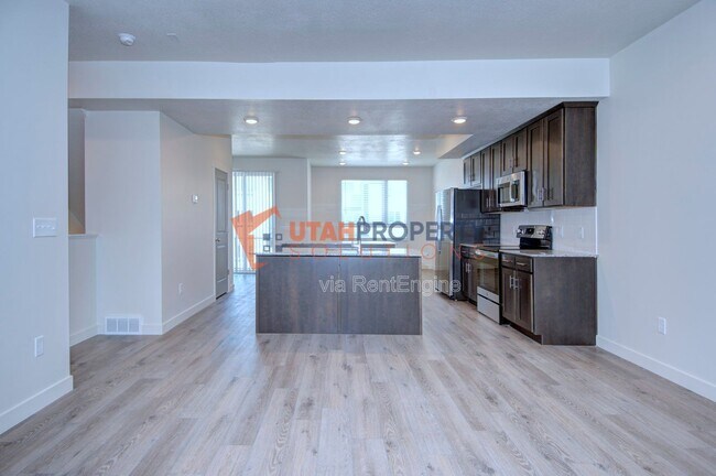 Building Photo - 967 W 540 S