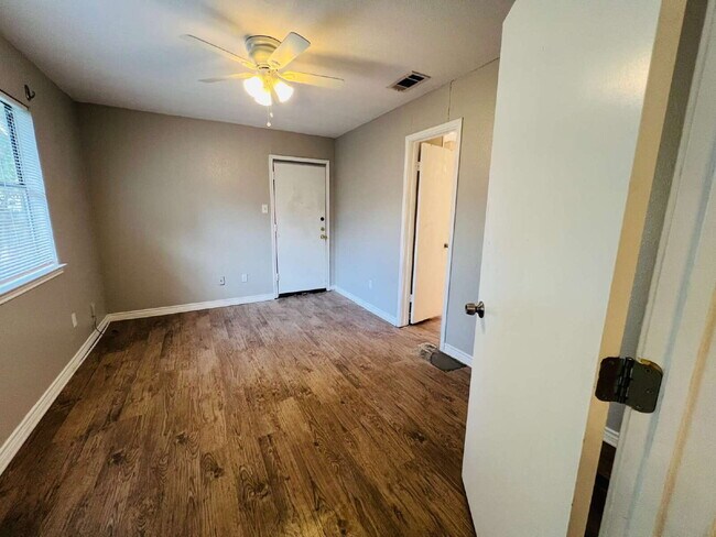 Building Photo - Charming 3 bedroom 2 bath duplex