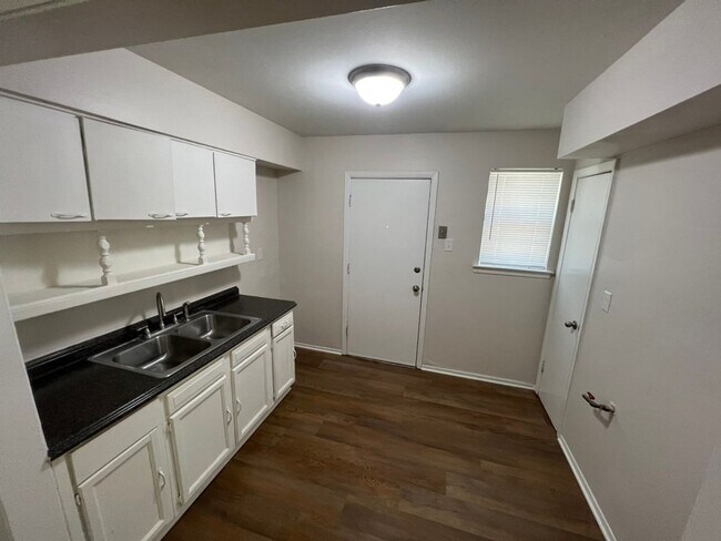 Building Photo - 2583/2585 Oxford