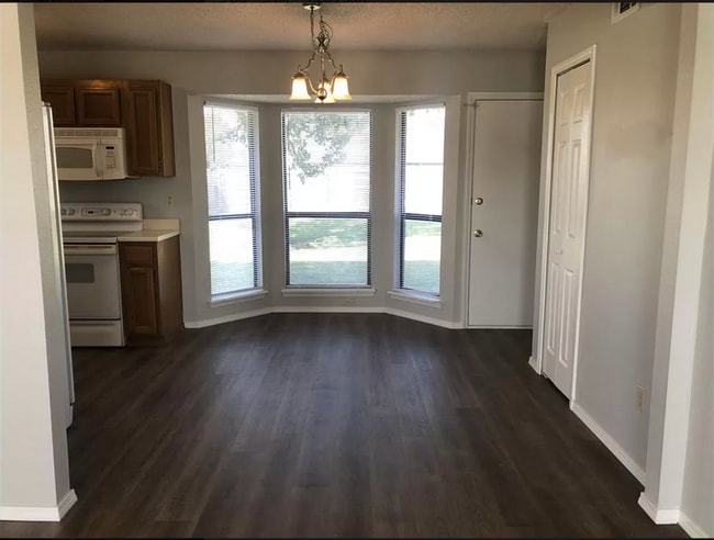 Building Photo - Stunning 3 bed 1 1/2 bath