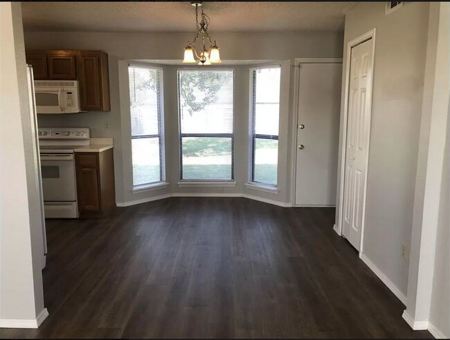 Building Photo - Stunning 3 bed 3 bath