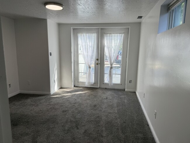 Building Photo - 219 Country Club Dr