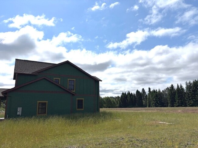 Building Photo - Stunning 3-Bed, 2.5-Bath Country Home on 3...