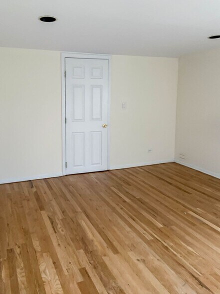 Building Photo - 2318 N Southport Ave