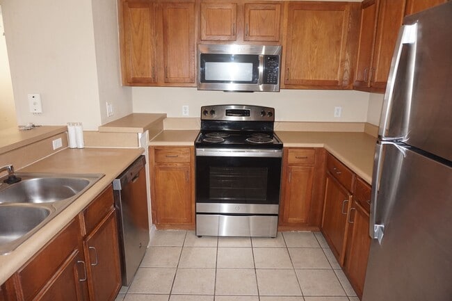 Building Photo - Villa Valencia Spacious 2 Bed 2 Bath Near Valencia Community College and 408