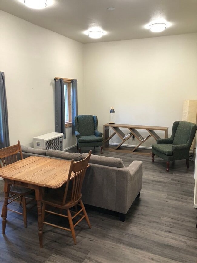 Building Photo - Newly remodeled - 1 bed - 1 bath off Rosie Creek