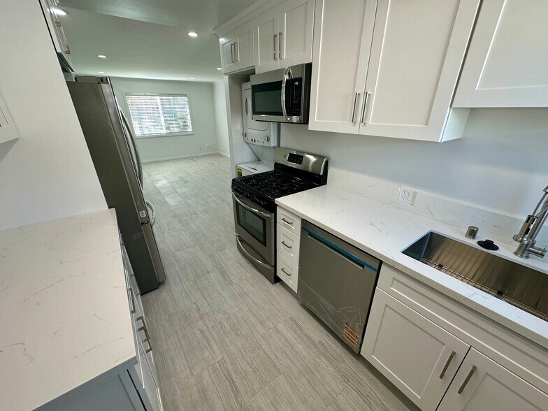 Building Photo - 2666 N Frederic St