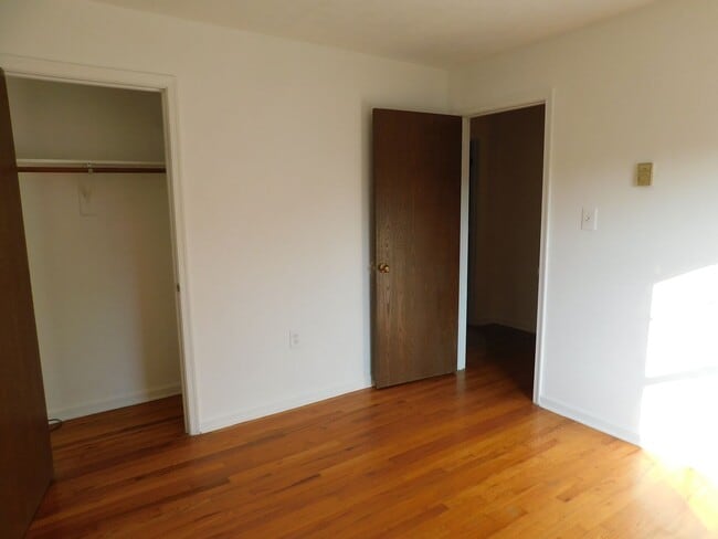 Building Photo - End unit townhouse on the east side of Winchester