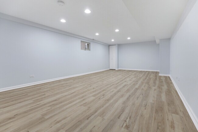 Building Photo - 2931 N 76th Ave