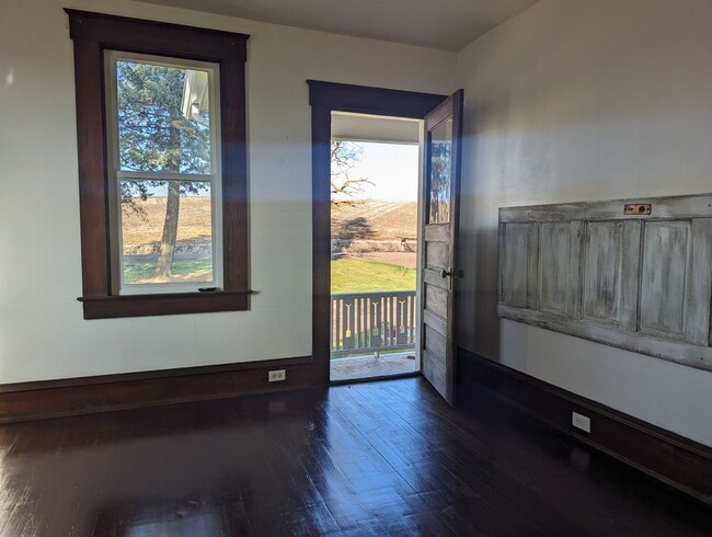 Building Photo - Stunning Remodeled Juliaetta Farm House