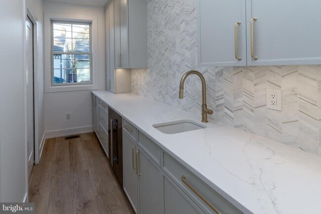 Building Photo - 17 Wilson St