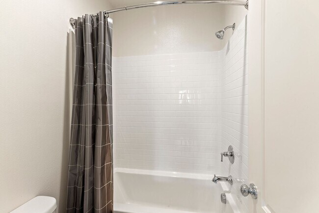 Building Photo - Comfort Meets Coastal Living 4 Bed 2.5 Bath in Oceanside!