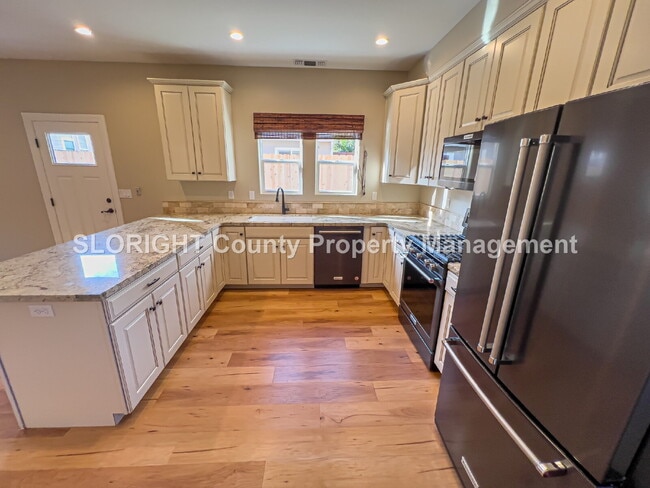 Building Photo - AVAILABLE NOW - Spacious Home Close to Downtown Paso Robles - 3 Bed / 2.5 Bath