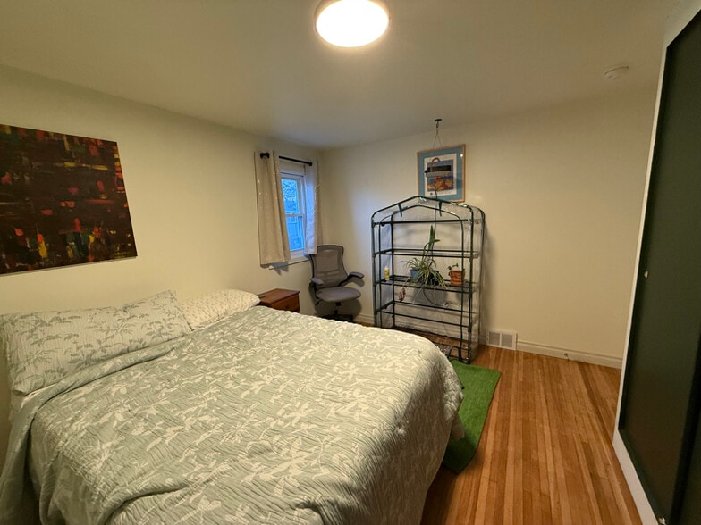 Building Photo - 688 Montrose Ave