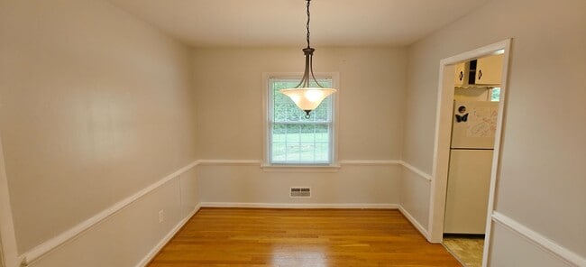 Building Photo - Walk to the river from this convenient rancher near Willow Oaks