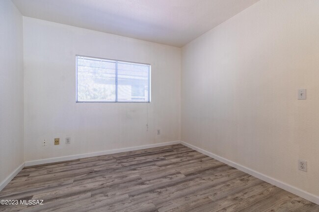 Building Photo - 7753 W Oak Stream Rd