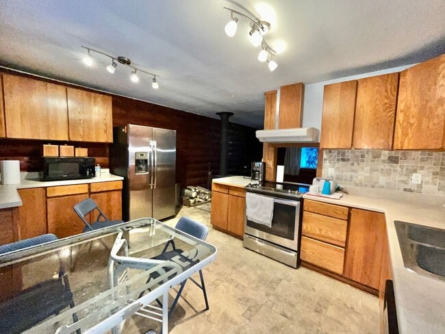 Building Photo - 4-bedroom home in North Pole / On city water