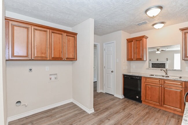 Building Photo - 3 BEDROOM HOUSE FOR LEASE