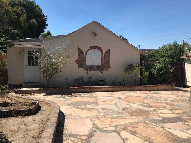 Building Photo - Indoor/outdoor living, spacious 4/2 on a quiet street in Mills Estates