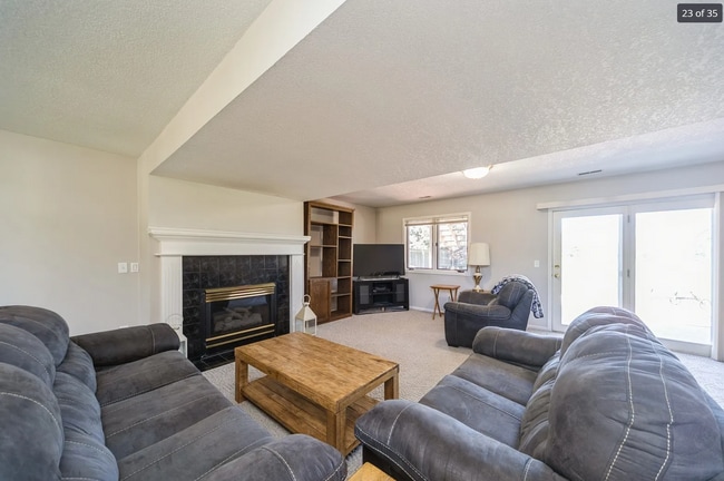 Building Photo - Desirable Clive Home with Easy Metro Access