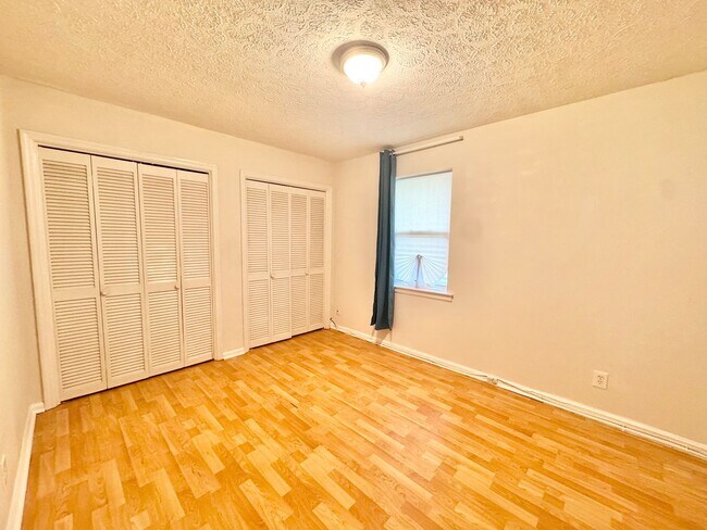 Building Photo - Home located on cul de sac