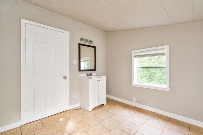 Building Photo - Move-In Ready House for Rent in Talladega!...