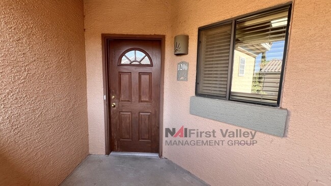 Building Photo - 2 Bedrooms, 2 Baths