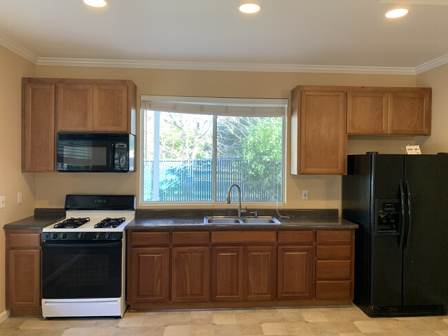 Kitchen - 26067 Thornton Rd