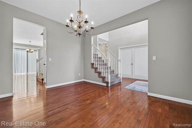 Building Photo - 699 Bay Pointe Dr