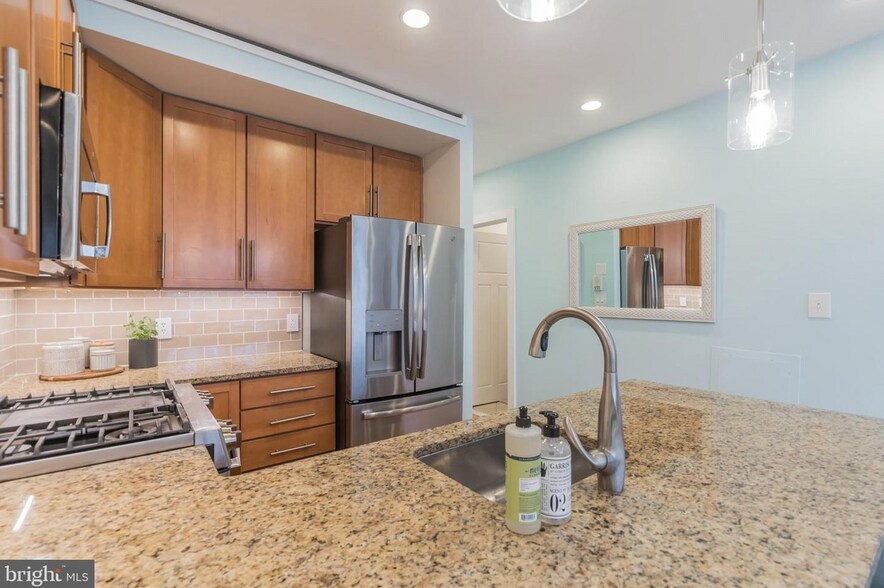 Building Photo - 302 Todd Pl NE