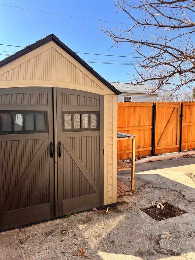 Building Photo - 201 E Noton St