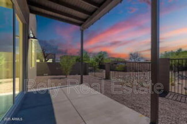 Building Photo - 6041 E Valley Way