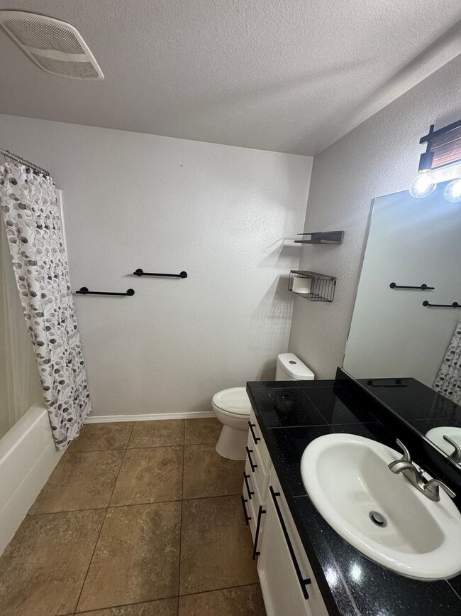 Building Photo - 509 Chelan Ave