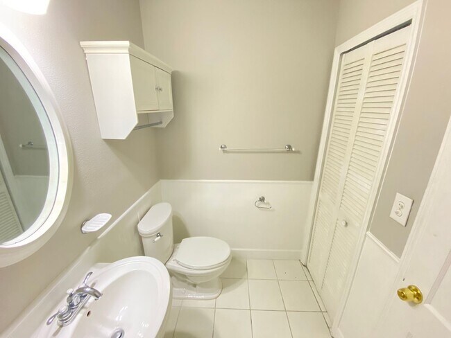 Building Photo - 3/2 single family home minutes from Lake E...